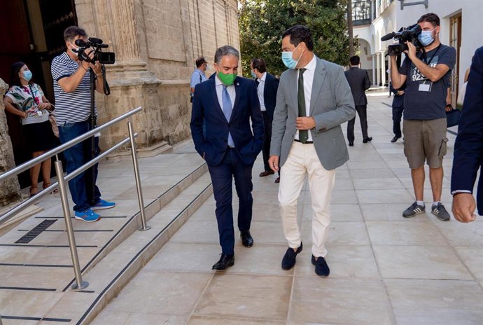 El presidente de la Junta, Juanma Moreno y el consejero de Presidencia y portavoz, Elías Bendodo, en una foto de archivo en el Parlamento andaluz.