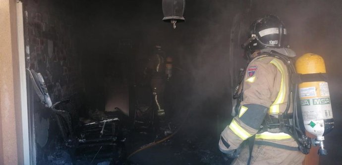 Bomberos sofocan un incendio declarado en una vivienda de Los Alcázares (Murcia)