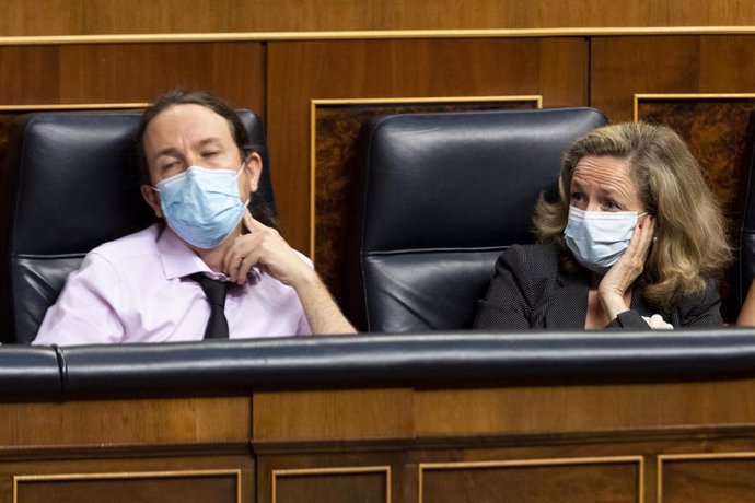 Los vicepresidentes segundo y tercero del Gobierno, Pablo Iglesias y Nadia Calviño, durante una sesión plenaria en el Congreso