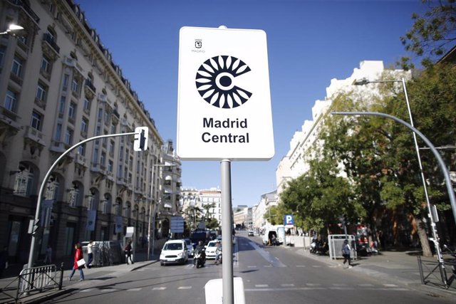 Cartel de Madrid Central que indica restricciones al tráfico en el centro de la capital 