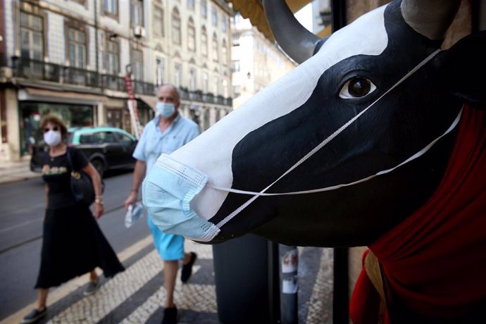 Una escultura con mascarilla en una calle de Lisboa