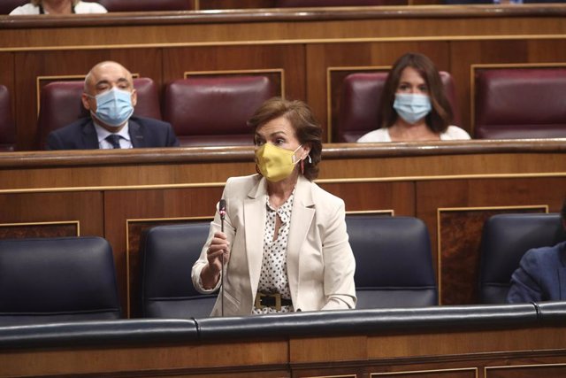 La vicepresidenta primera del Gobierno, Carmen Calvo, Interviene, desde su escaño, en el Pleno del Congreso