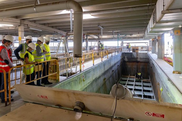 El alcalde de Zaragoza en la depuradora de La Cartuja