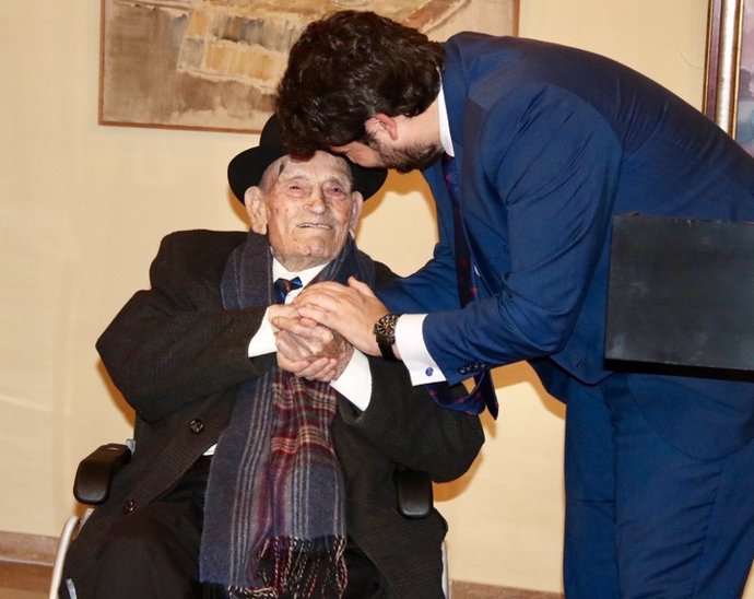 El presidente de la Comunidad, Fernando López Miras, recibe al trovero Juan Tudela Piernas, El tío Juan Rita.