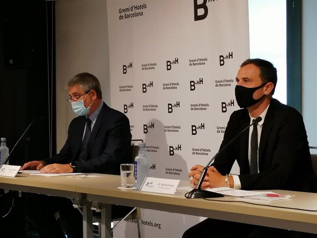 El presidente del Gremi d'Hotels de Barcelona, Jordi Mestre, y su director general, Manel Casals, en rueda de prensa el 16 de septiembre de 2020.