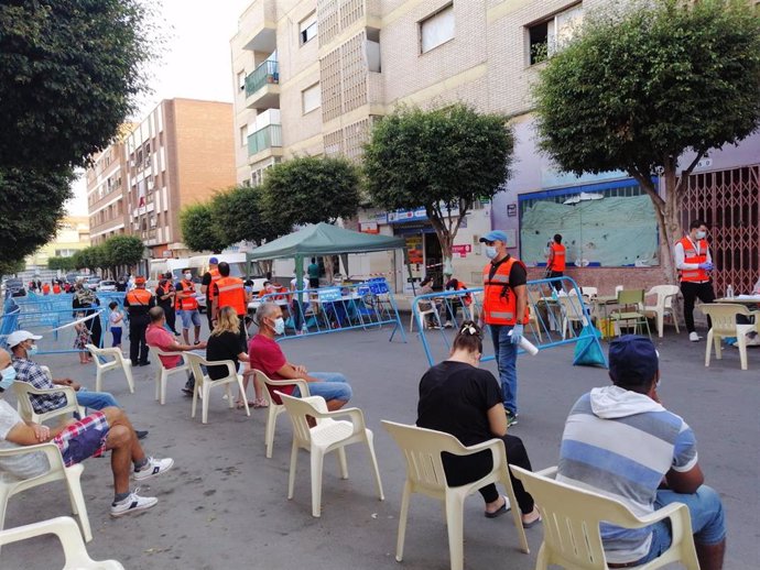 Personas esperan para participar en la campaña de test serológicos en El Ejido