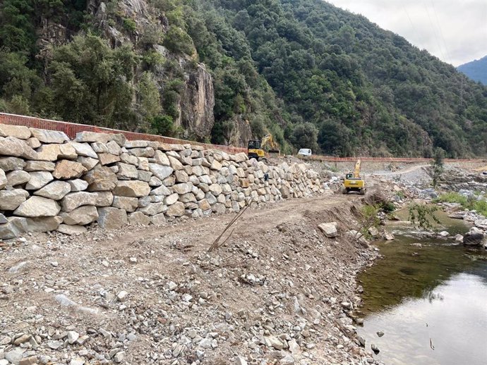 Endesa repara la carretera de la presa de Susqueda (Girona) dañada por el temporal Gloria.