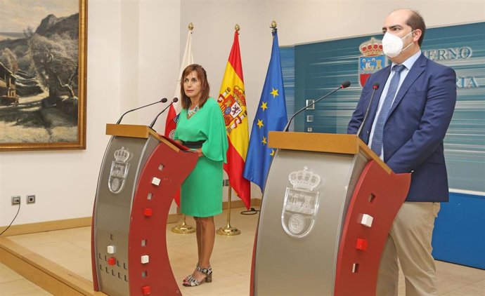 La consejera de Empleo y Políticas Sociales, Ana Belén Álvarez, y el director general del Servicio Cántabro de Empleo, José Manuel Callejo