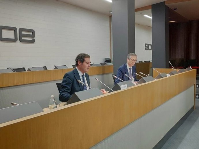 El presidente de CEOE, Antonio Garamendi, y el Gobernador del Banco de España, Pablo Hernández de Cos