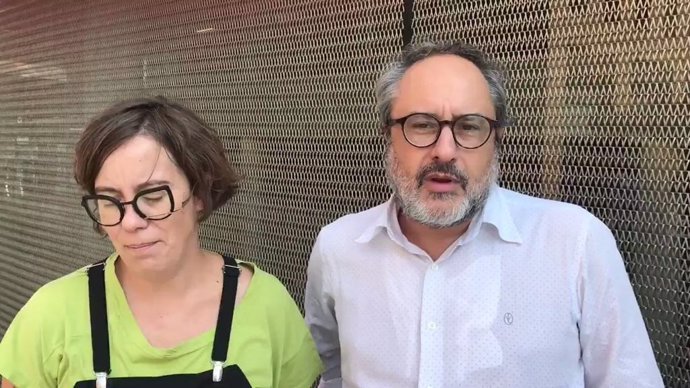 Los exdiputados de la CUP Eullia Reguant y Antonio Baños, tras la declaración de él por presunta desobediencia al no contestar a las preguntas de Vox en el juicio al 1-O. En Madrid, el 16 de septiembre de 2020.