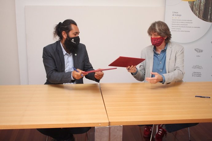 Pablo Sabín (izda) y Carlos Martínez firman un convenio de colaboración para la lucha contra el cambio climático.