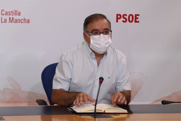 El presidente del Grupo Parlamentario Socialista, Fernando Mora, en rueda de prensa.