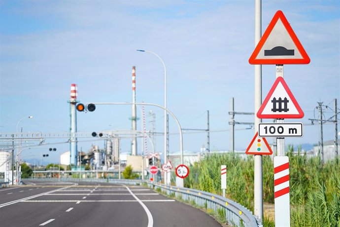 El Port de Tarragona mejora la seguridad vial y ferroviaria con nueva señalización.
