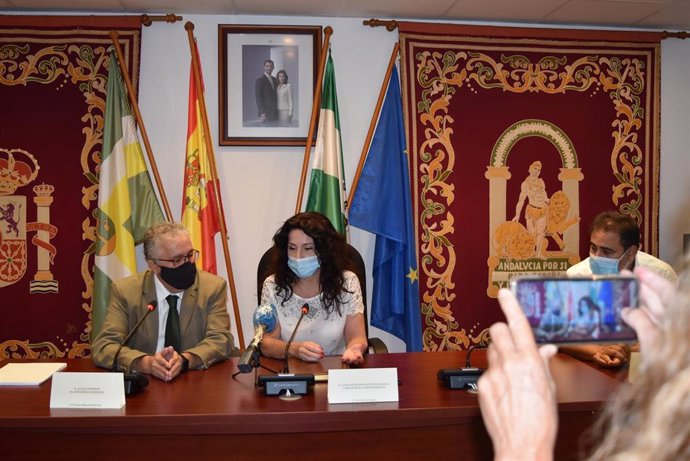 La consejera de Igualdad, Políticas Sociales y Conciliación, Rocío Ruiz, con el alcalde de Bormujos