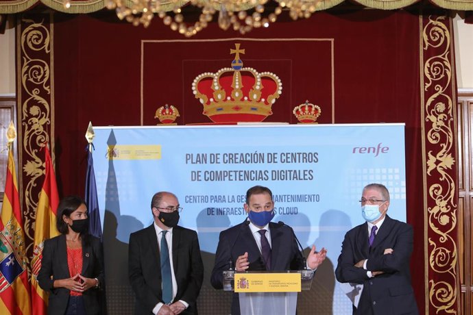 (I-D) La presidenta de Administrador de Infraestructuras Ferroviarias (Adif), Isabel Pardo, el presidente de Aragón, Javier Lambán, el ministro de Transportes, Movilidad y Agenda Urbana, José Luis Ábalos, y el presidente de Renfe, Isaías Táboas, en Teru