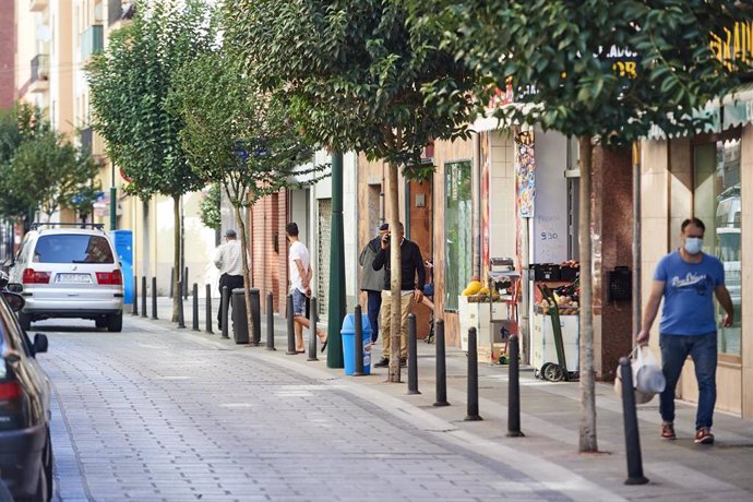 Transeúntes pasean por las calles del barrio La Inmobiliaria de Torrelavega,