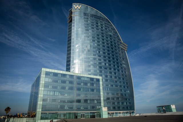 Exterior del Hotel Vela de Barcelona, ubicado en la playa de la Barceloneta.