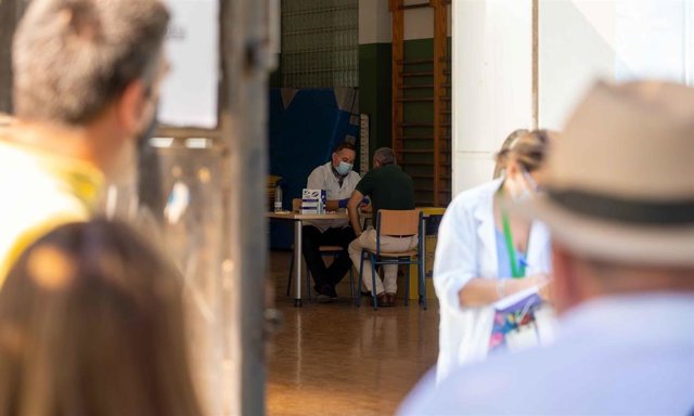 Pruebas de PCR a los maestros en el instituto Murillo de Sevilla, en una imagen de archivo.
