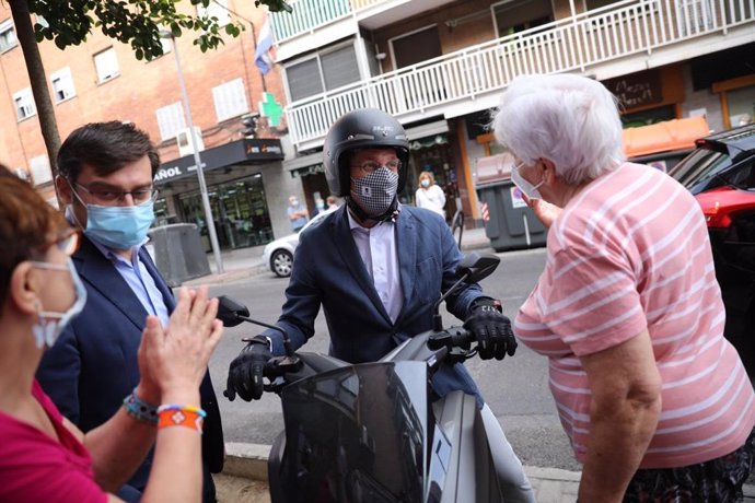 El alcalde de Madrid, José Luis Martínez-Almeida, se desplaza en moto tras visitar una de las arterias comerciales de Carabanchel