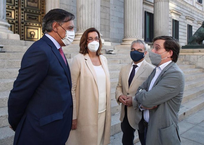 El alcalde de Madrid, José Luis Martínez-Almeida (d) habla con otros alcaldes de PP  en el Congreso de los Diputados, en Madrid (España), a 10 de septiembre de 2020. 