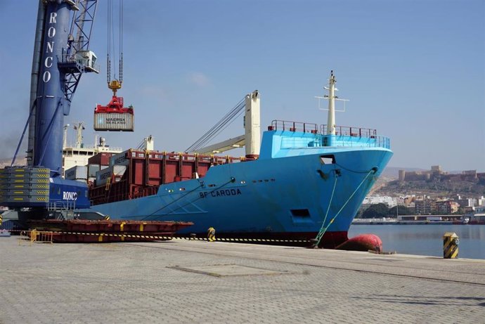    La naviera Maersk ha movido 24.961 toneladas de mercancías en la línea regular de contenedores que puso en marcha el pasado 20 de junio, que une semanalmente el Puerto de Almería con el de Algeciras (Cádiz), de forma que en este periodo la empresa ha