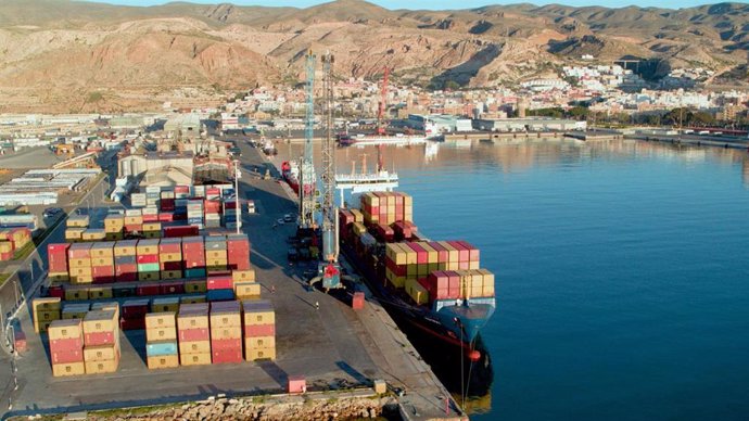 Muelle de contenedores del puerto de Almería