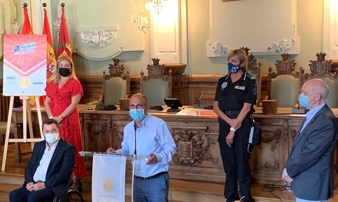 Rueda de prensa para presentar la nueva campaña de concienciación para evitar la ocupación indebida de plazas de aparcamiento para personas con movilidad reducida.