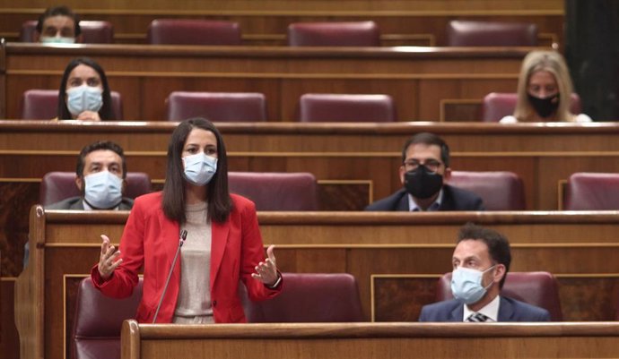 La líder de Cs, Inés Arrimadas, interviene en una sesión de control al Gobierno en el Congreso