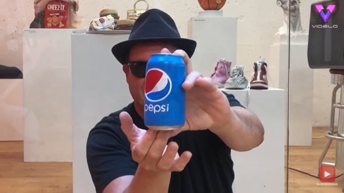 Felix Semper es un experto en esculturas que parecen objetos sólidos aunque en realidad estén hechas de papel