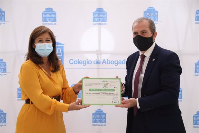 La concejala de Sostenibilidad Medioambiental, Gemma del Corral y el decano del Colegio de Abogados, Francisco Javier Lara.