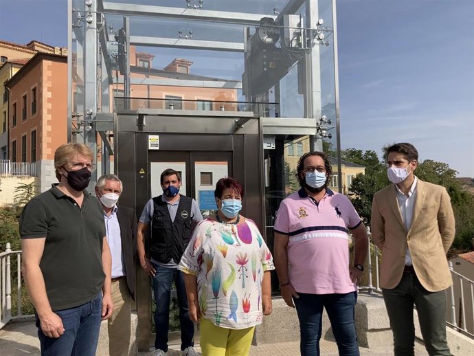 Momento de la inauguración del ascensor urbano en Segovia.