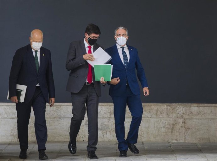 El vicepresidente de la Junta y consejero de Turismo, Regeneración, Justicia y Administración Local, Juan Marín (c), el consejero de la Presidencia, Administración Pública e Interior y portavoz del Gobierno, Elías Bendodo (d), y el consejero de Educació