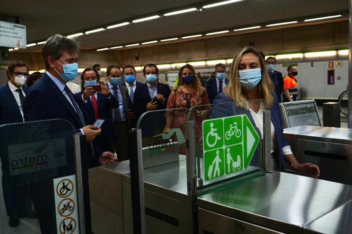 Marifran Carazo prueba la tarjeta sin contacto en el metro de Sevilla