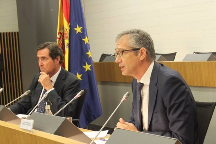 El presidente de CEOE, Antonio Garamendi, y el Gobernador del Banco de España, Pablo Hernández de Cos