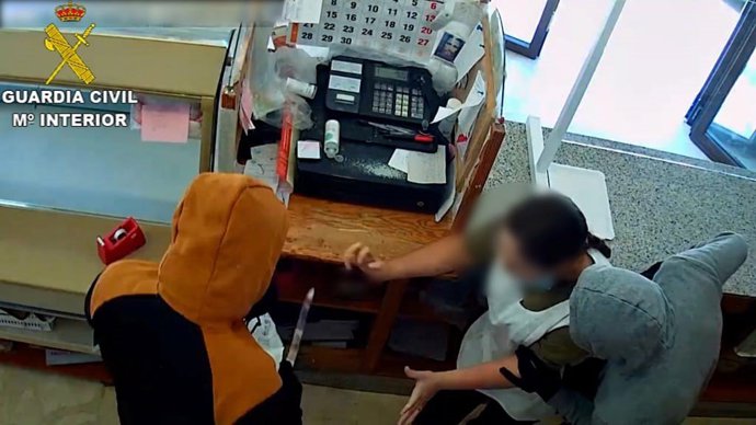 Imagen del momento del atraco en una panadería en Chiclana