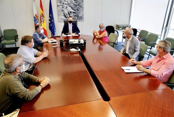 El consejero de Desarrollo Rural, Guillermo Blanco, con los alcaldes de Miengo, José Manuel Cabrero; Polanco, Rosa Díaz, y Suances, Andrés Ruiz Moya