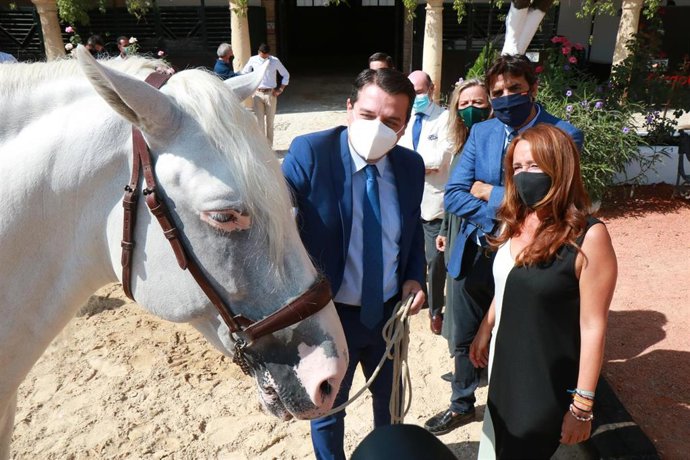 Autoridades en la presentación de Cabalcor
