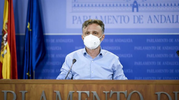 El portavoz parlamentario de los socialistas andaluces, José Fiscal, en rueda de prensa.