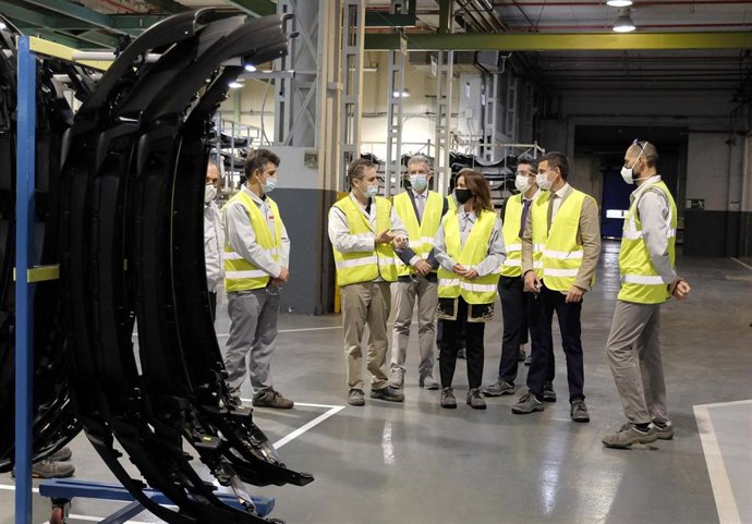 Visita a Nissan de la consejera de Empleo e Industria, Ana Carlota Amigo, acompañada del director de la compañía en Ávila, Javier Novo.