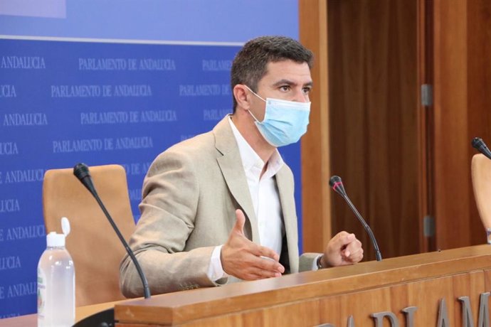El portavoz parlamentario de Ciudadanos (Cs) en Andalucía, Sergio Romero, en rueda de prensa en el Parlamento.