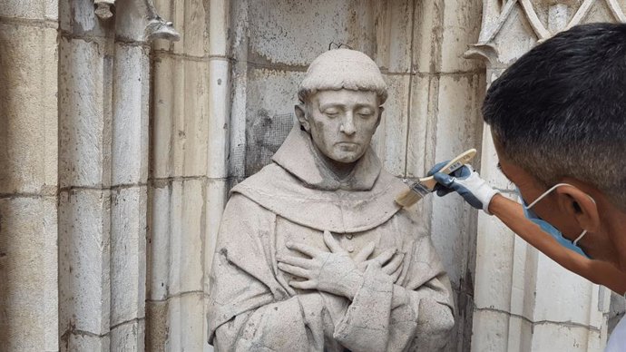 Trabajos de mantenimiento en las portadas de la Catedral