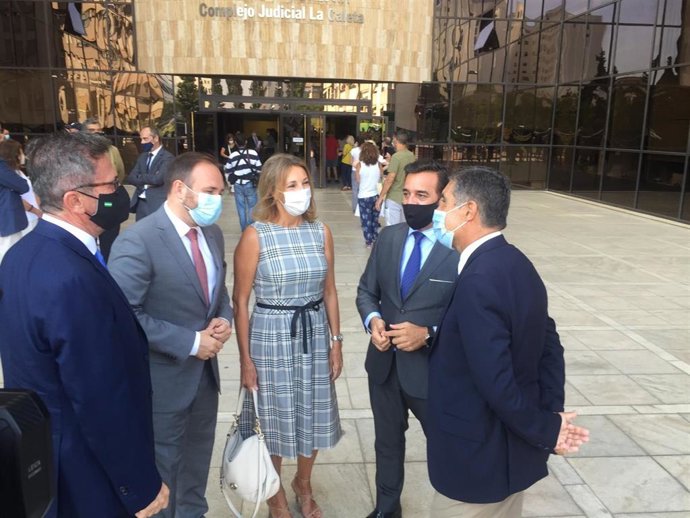 El viceconsejero de Turismo, Regeneración, Justicia y Administración Local, Manuel Alejandro Cardenete, junto al complejo judicial de La Caleta