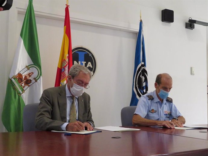 Firma del protocolo de colaboración entre la Junta y el INTA para el proyecto CEUS.