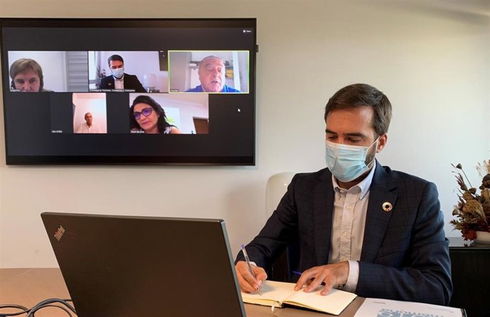 El consejero de Turismo, Comercio y Consumo, Javier Hurtado, se reúne con asociaciones de consumidores y usuarios