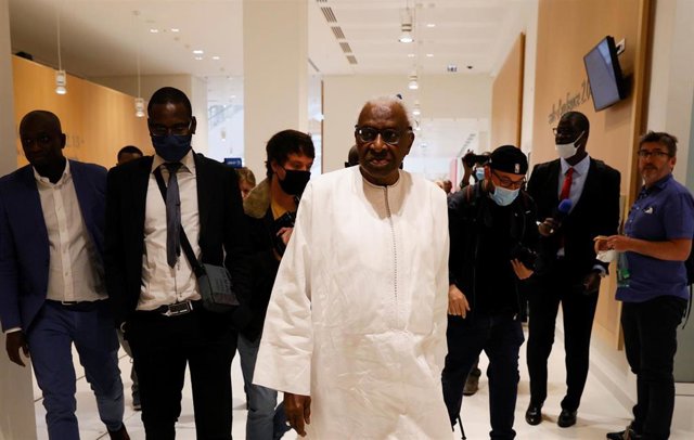Lamine Diack accediendo al juicio en París