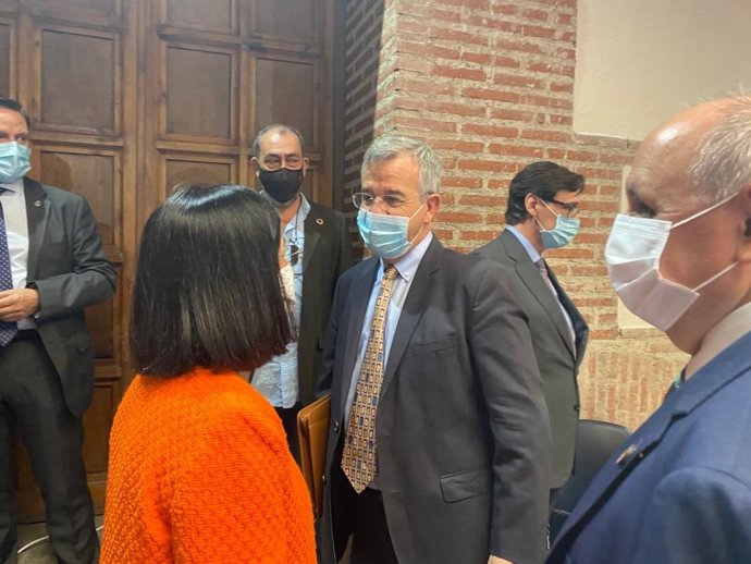 GArcia Urbano durante un reunión con ministros de Sanidad y Política Territorial
