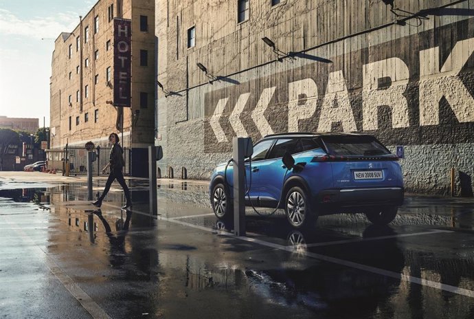 Imagen del nuevo e2008 eléctrico fabricado en Vigo.