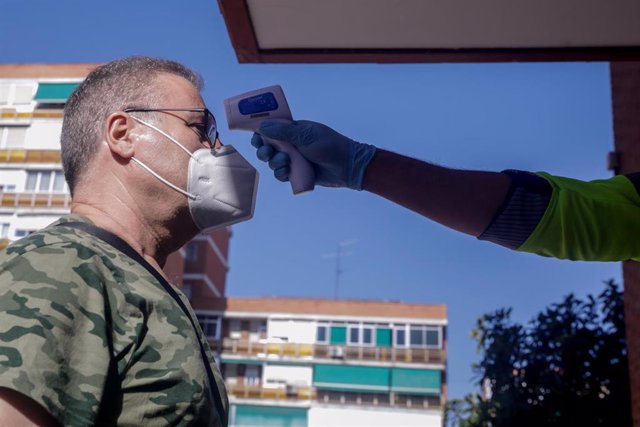 Un trabajador toma la temperatura en el Centro de Especialidades El Arroyo, en Fuenlabrada