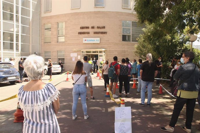 Varias personas esperan en cola en el dispositivo para realizar PCR aleatorias para detectar asintomáticos de Covid-19 en la Comunidad de Madrid, en el barrio de Puente de Vallecas