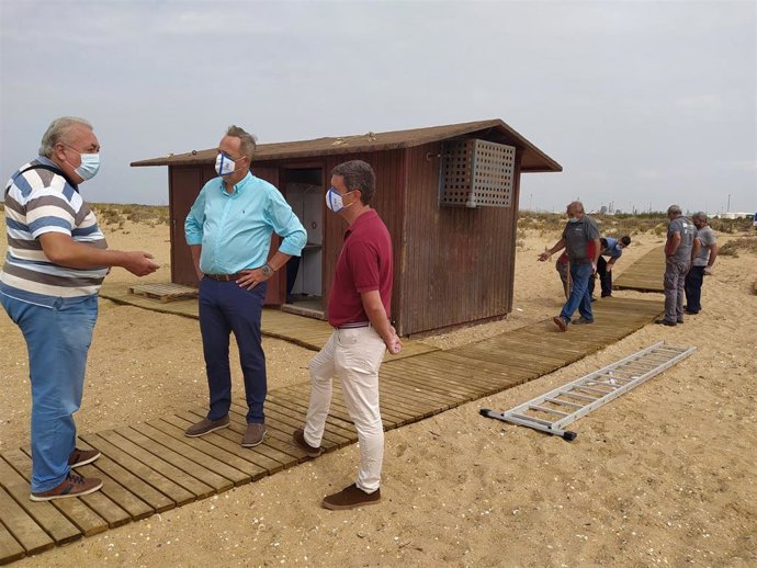 El concejal de Urbanismo del Ayuntamiento de Huelva, Manuel Gómez, en la playa de El Espigón. 